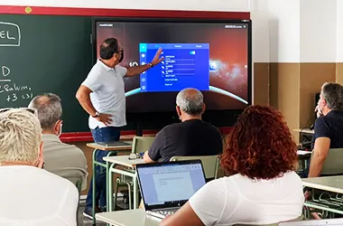 STI - aulas interactivas con pantalla digital interactiva y soporte de pantallas