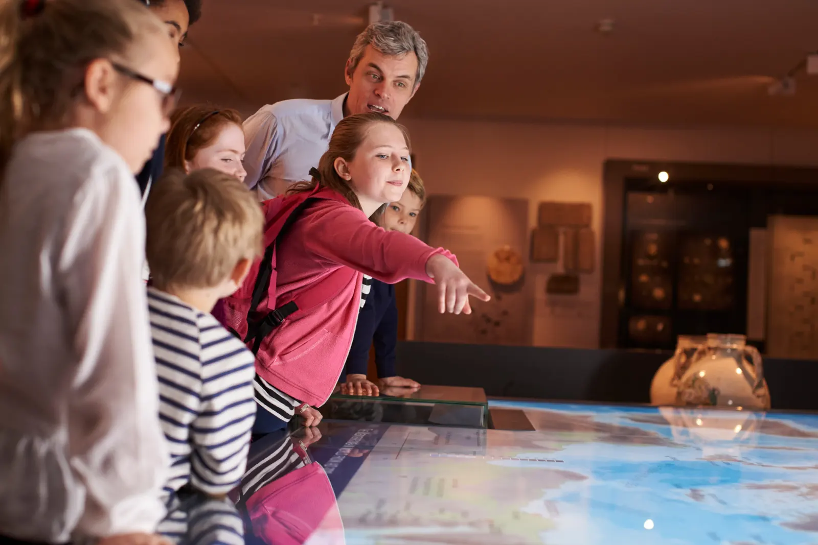 STI- Sector museos - grupo niños en museo con mapa interactivo