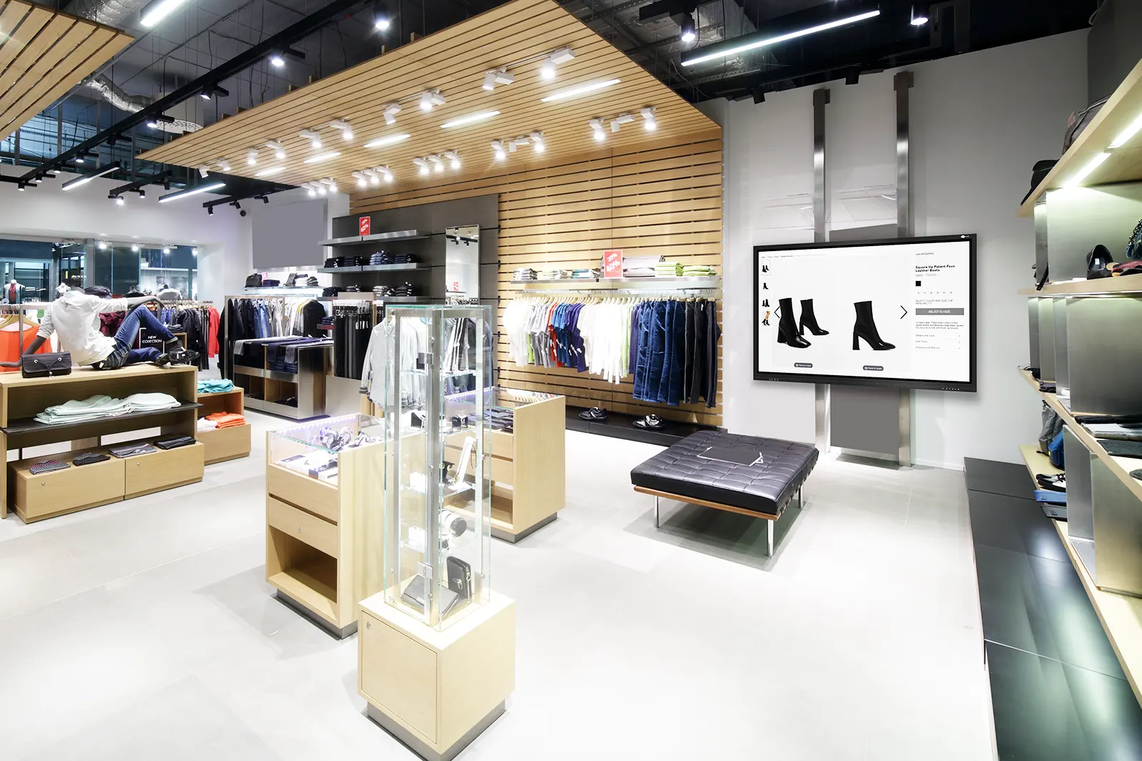 STI- Sector retail - Tienda de ropa con pantalla interactiva